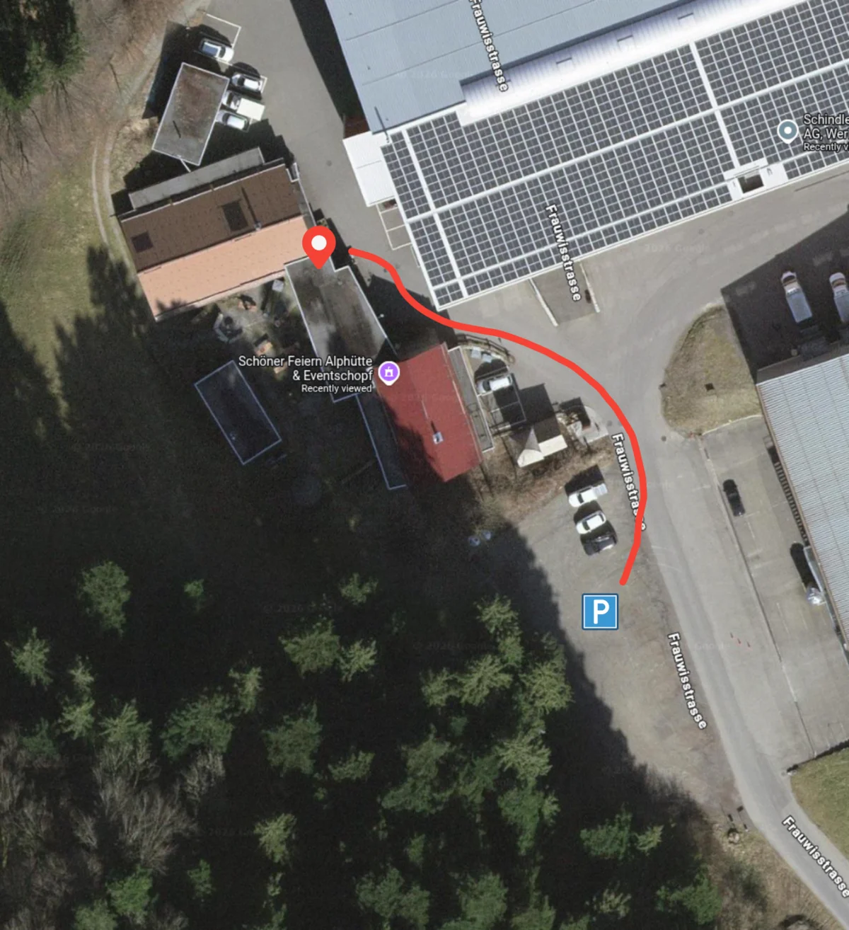 Parkplatz an der Frauwisstrasse — dem roten Weg zur Location folgen.